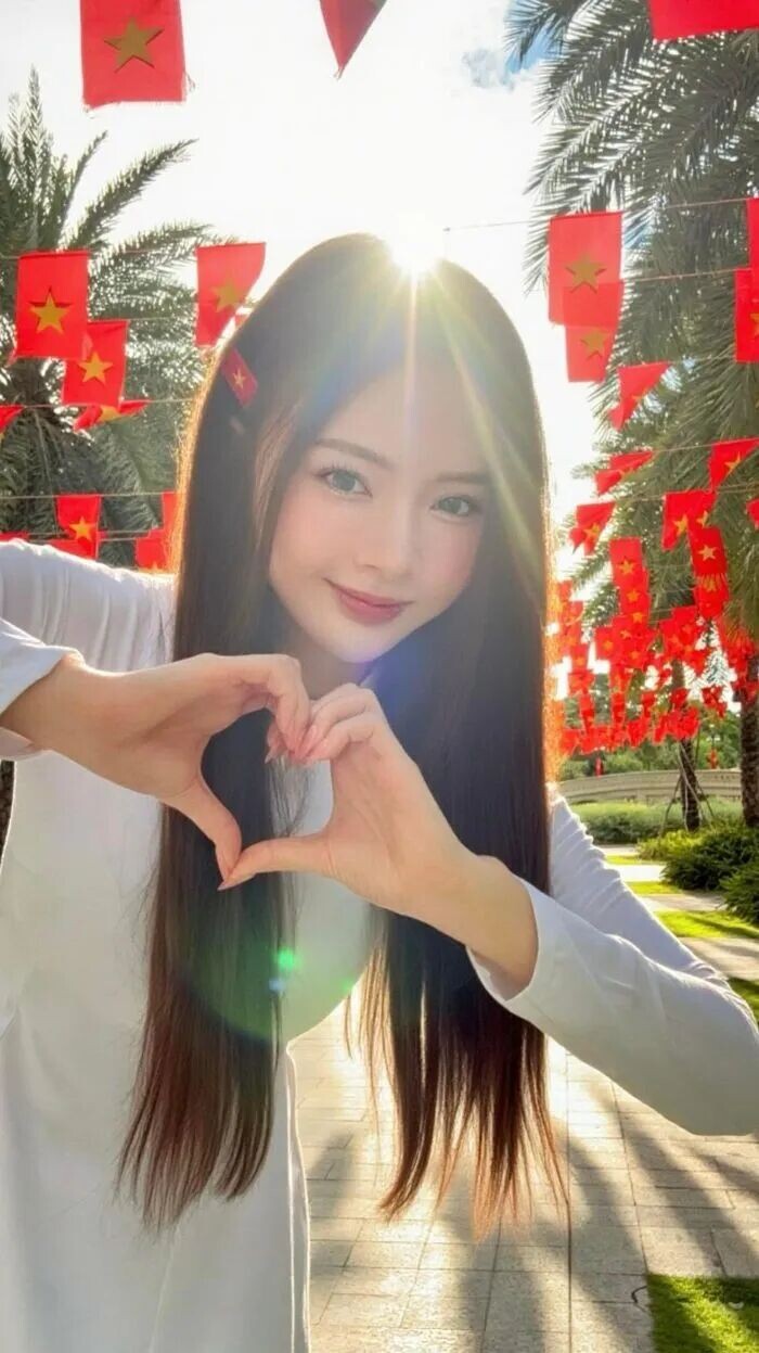 Ngo&agrave;i ngoại h&igrave;nh, Lan Hương c&ograve;n g&acirc;y thiện cảm bởi c&aacute;ch giao tiếp nhẹ nh&agrave;ng v&agrave; t&iacute;ch cực tr&ecirc;n mạng x&atilde; hội.