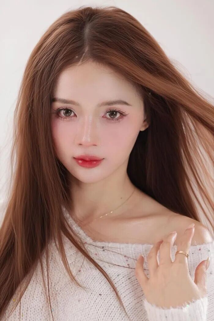 Với nhan sắc nhẹ nh&agrave;ng, trong trẻo c&ugrave;ng c&aacute;c đường n&eacute;t &ldquo;trong veo&rdquo;, "hot girl ảnh thẻ" L&ecirc; L&yacute; Lan Hương nhanh ch&oacute;ng trở th&agrave;nh t&acirc;m điểm ch&uacute; &yacute; mỗi khi xuất hiện.