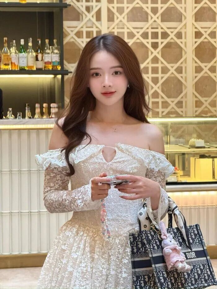 Với nhan sắc nổi bật c&ugrave;ng h&igrave;nh ảnh duy&ecirc;n d&aacute;ng, &ldquo;hot girl ảnh thẻ&rdquo; L&ecirc; L&yacute; Lan Hương được kỳ vọng sẽ tiếp tục trở th&agrave;nh một trong những gương mặt nổi bật của thế hệ KOL mới &ndash; tinh tế, tự nhi&ecirc;n v&agrave; đầy sức lan tỏa.