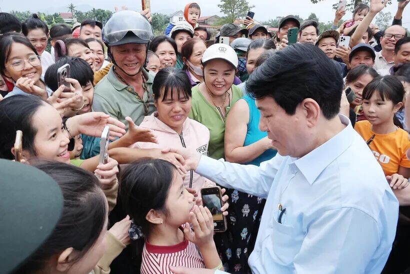 越南国家主席梁强走访慰问了当地受洪水影响的民众。图自越通社