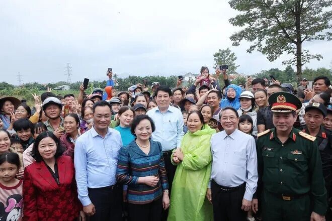 vna-potal-chu-tich-nuoc-tham-hoi-dong-vien-nhan-dan-vung-lu-lut-bi-ngap-nuoc-thanh-pho-da-nang-8415132.jpg