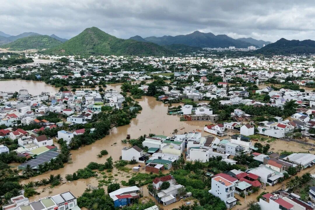 Nha Trang chìm trong biển nước nhìn từ trên cao - 1