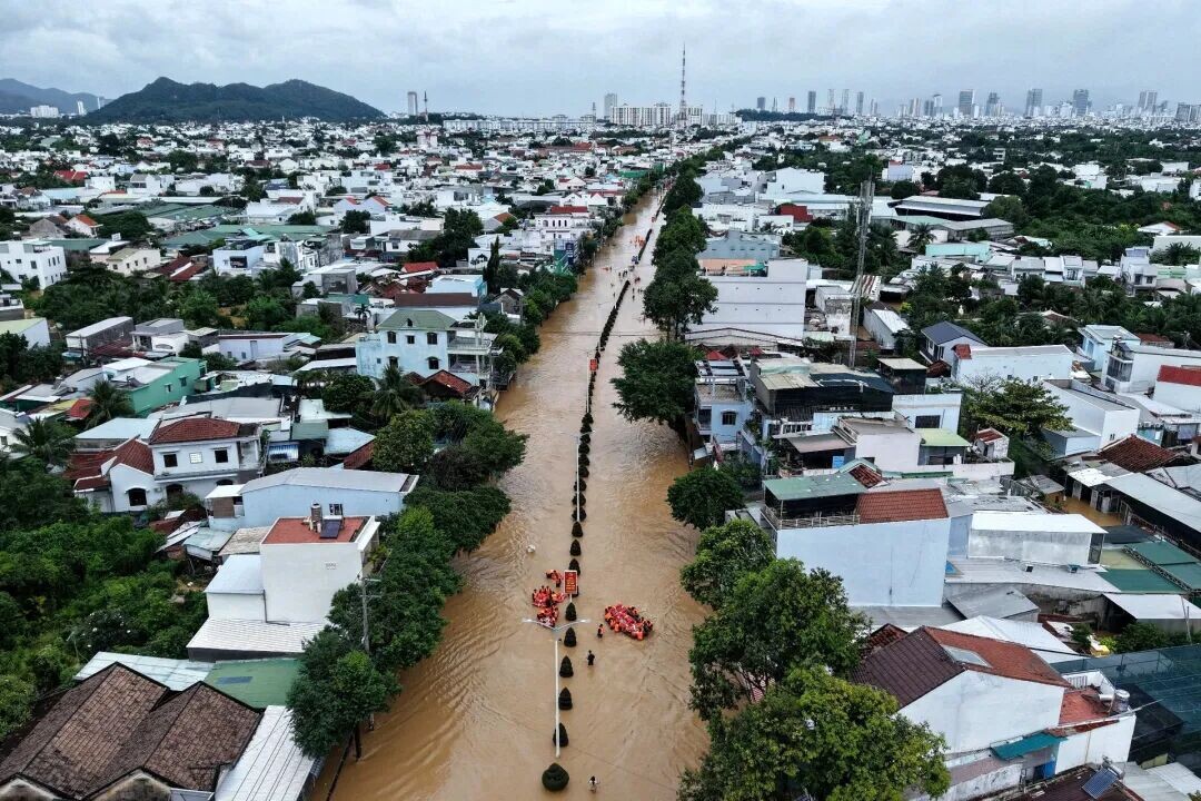 Nha Trang chìm trong biển nước nhìn từ trên cao - 2