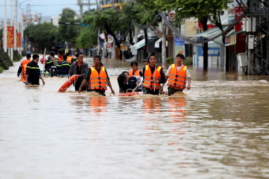 Nha Trang chìm trong biển nước nhìn từ trên cao - 4