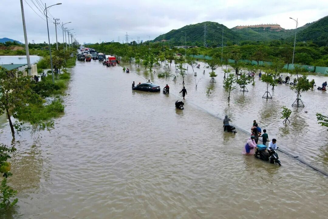 Nha Trang chìm trong biển nước nhìn từ trên cao - 8