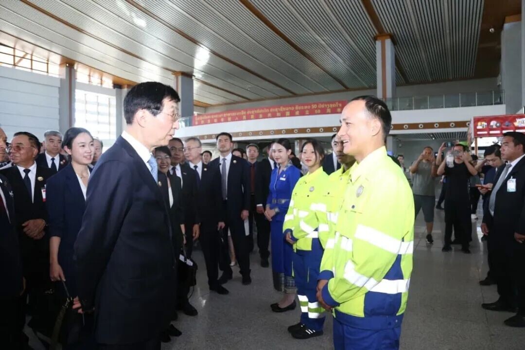 可能是包含下列内容的图片：一人或多人和文字