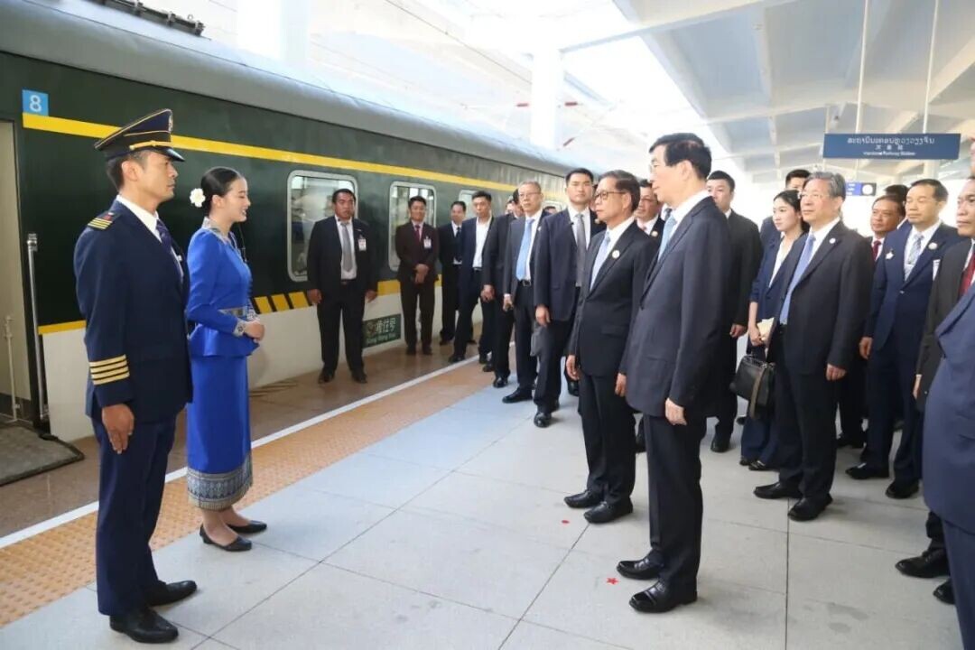 可能是包含下列内容的图片：火车和文字
