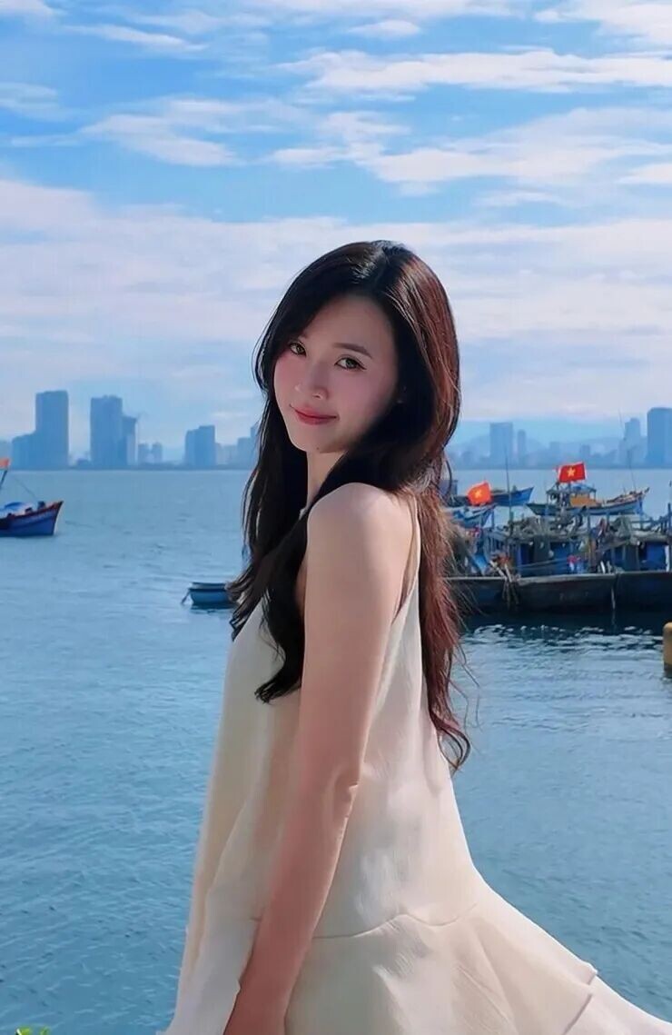 Midu "lão hóa ngược" dù đã U40 khiến fan xin vía