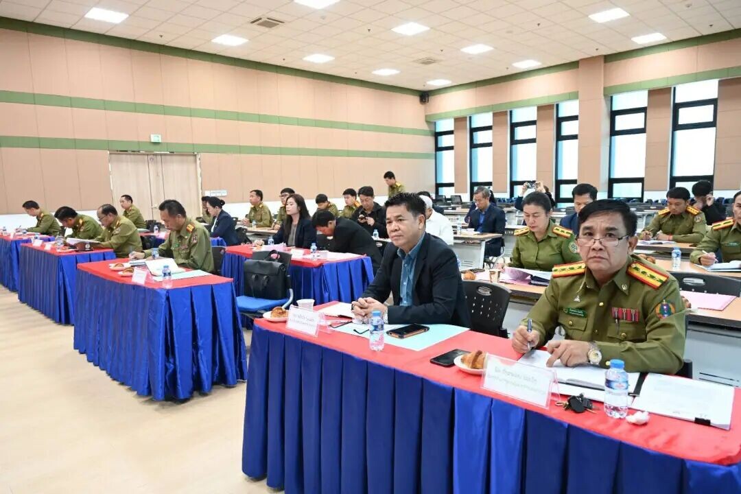 可能是包含下列内容的图片：讲台和文字