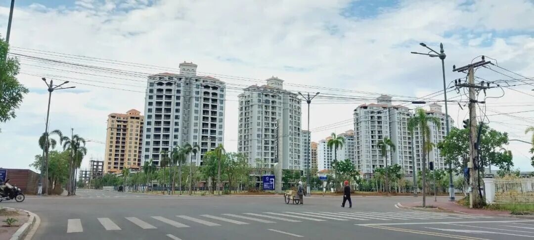 可能是包含下列内容的图片：摩天大楼、街道和马路