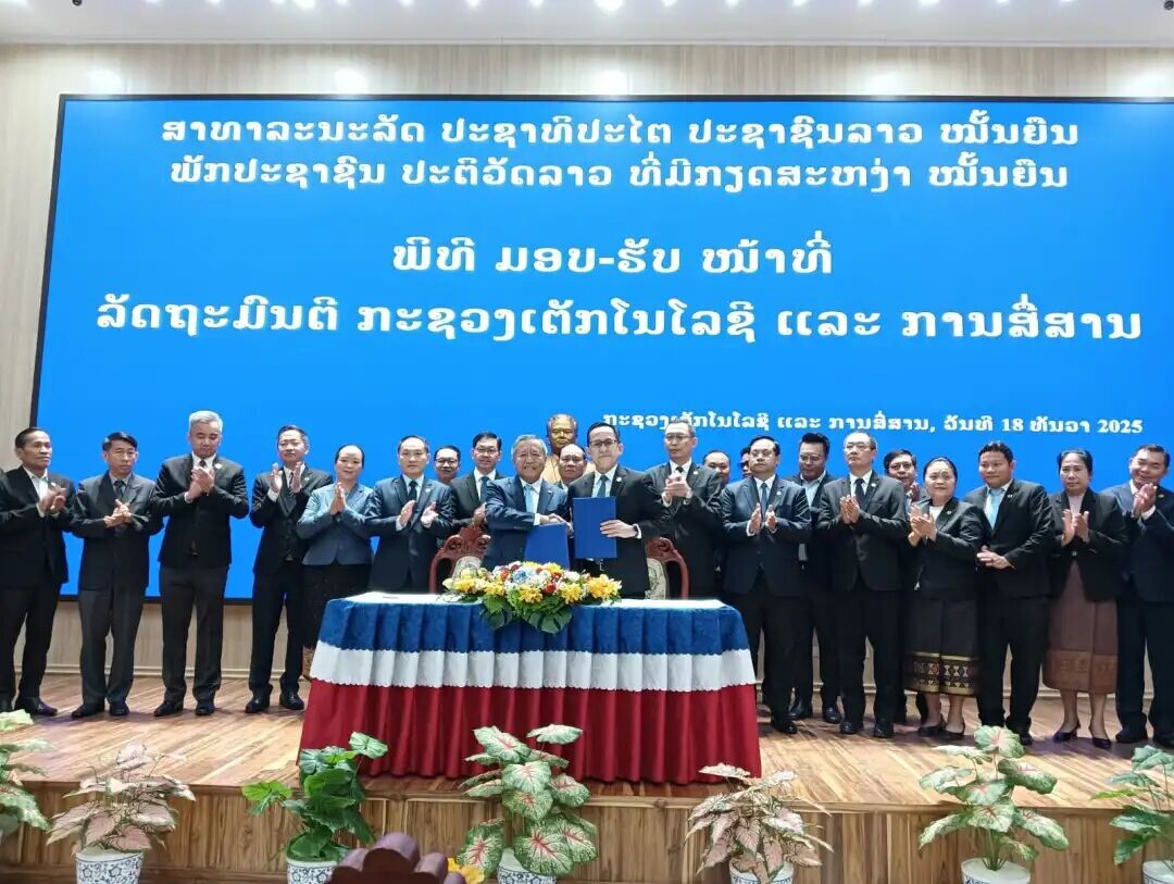 อาจเป็นรูปภาพของ แท่นบรรยาย และ ข้อความพูดว่า "สาทาละบะลืด ปะอาทิปะไต ปะตาส์มลาอ ชมั๊มยิม พังปะอุาฆุม ปะติอัดลาว ที่มิภวดสะหาว่า ชมัมยิม พิทิ มอบ-รับ หาม้าที่ ลัดทะมิมติ រាមឧខៗពរលៃខៃខុំ และ ภามสี่สาม ทะสุจาเทัภโมไลช์ ทะสุจา ภใมไลชิ่ และ ภาษสี่สาม, ภามสิ รับท่ 18 ห้ามอา 2025"