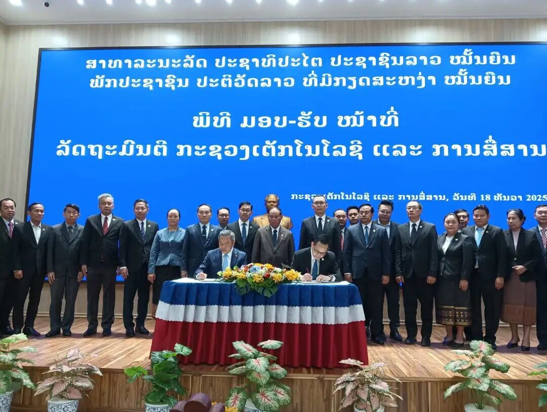 อาจเป็นรูปภาพของ แท่นบรรยาย และ ข้อความพูดว่า "สาทาละมะลัด ปะอาหิปะไต ปะอุาธุมลาอ ขมั้มยิม พังปะตุาลุม ปะติอัดลาว ที่มิภรดสะบาวา ชมั้มยิม พิทิ มอบ-รับ หม้าที่ ลัดทะมิมติ ภะของเต้ภโมโลยิ และ ภามสีสาม រាជនុក្ា ภะคุธสเถ้ภใบไลธ์ และ ภาบสีสาบ, วัมหา 18 หับวา 2025"