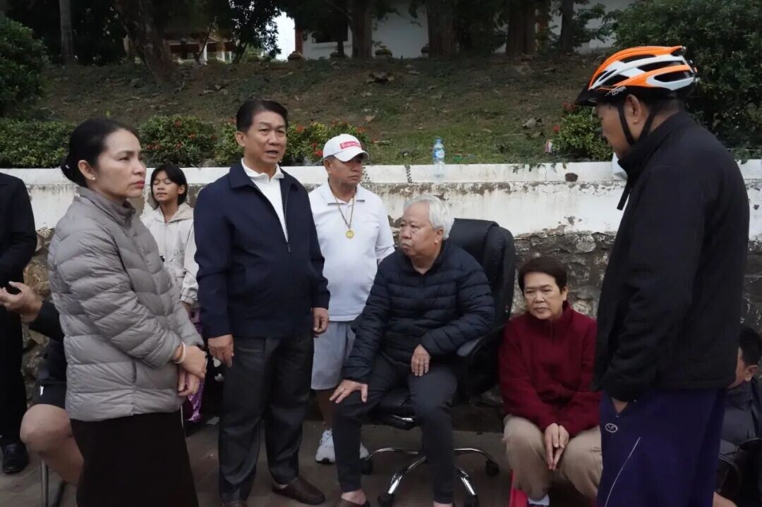 可能是包含下列内容的图片：一人或多人和文字