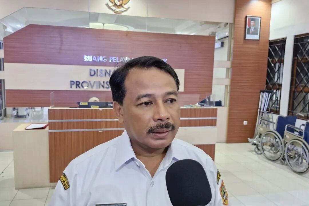 中爪哇省人力资源和移民局局长艾哈迈德·阿齐兹（Ahmad Aziz）于星期三（2025年10月5日）在其办公室出席了工资和最低工资委员会会议的政府条例草案（RPP）公开听证会。