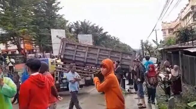 Ribuan Warga Blokade Jalan Nasional Bogor-Banten dengan Truk, Protes Keras Kebijakan Dedi Mulyadi