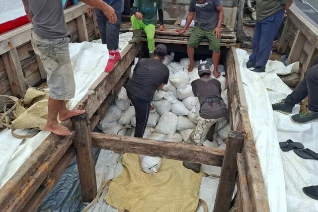 TNI AL gagalkan penyelundupan 25 ton timah ilegal di Perairan Bangka Timur Selat Bangka, Kepulauan Bangka Belitung. Foto: Dispenal