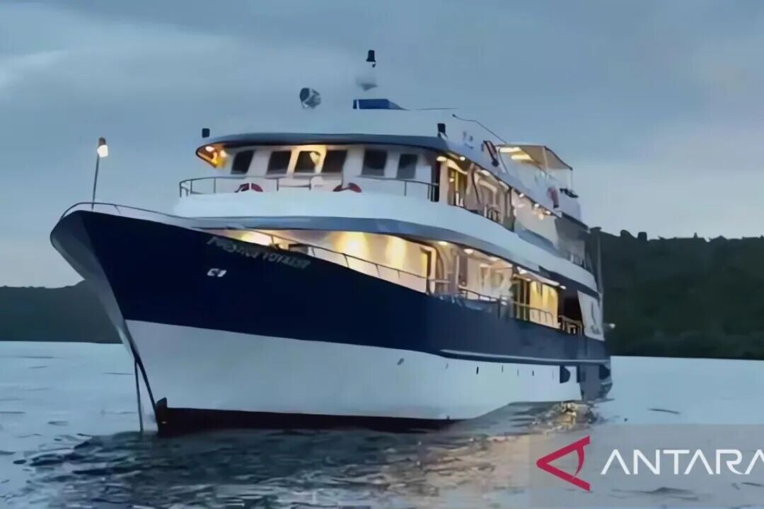 载有 19 名中国游客的 KM Prestige Voyager 号邮轮在拉贾安帕特海域搁浅。