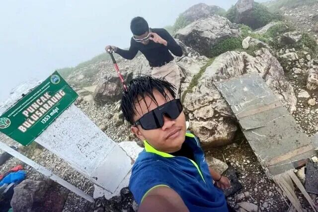 两名登山者，Reski（20岁）和Muslimin（18岁），目睹了ATR 42-500型飞机于周六下午（2026年1月17日）坠毁在布鲁萨朗山上。照片：个人文档。