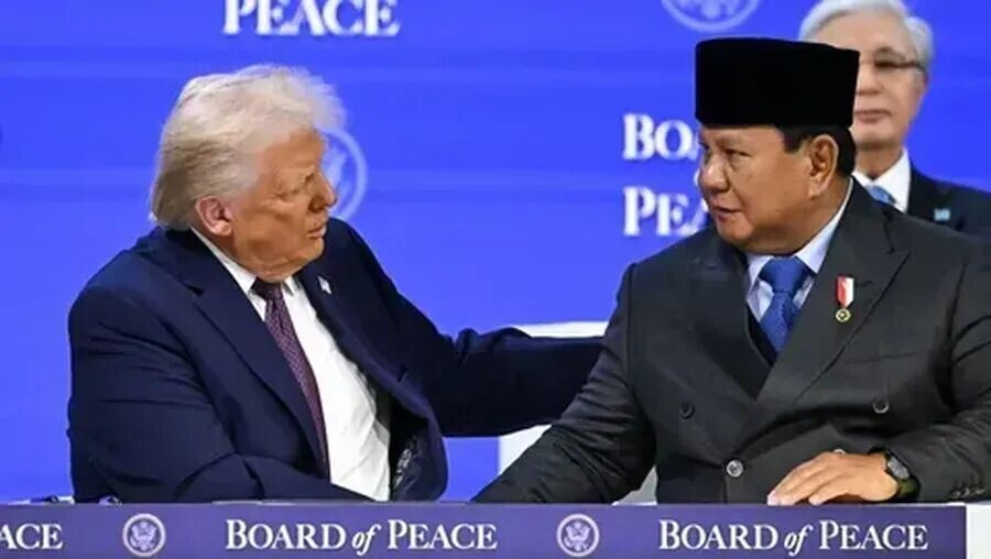 Presiden Prabowo Subianto dan Perdana Menteri Hungaria Viktor Orban (kiri) memegang piagam pendirian yang telah ditandatangani di samping Presiden AS Donald Trump pada pertemuan di Davos, Swiss, Kamis (22/01/2026). (AFP/ Mandel Ngan)