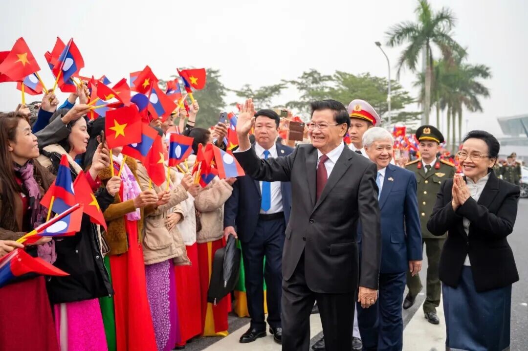 可能是包含下列内容的图片：一人或多人和文字