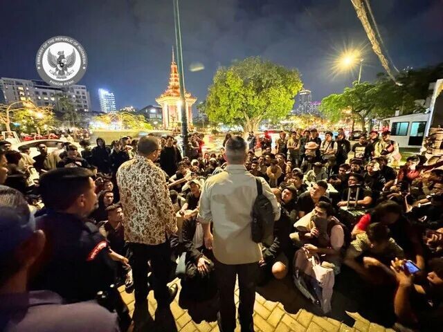 KBRI Phnom Penh saat menangani WNI yang berada di Kamboja. Foto: Dok. Kemlu RI