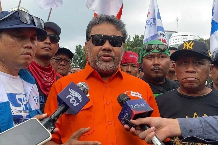 印尼劳动党主席兼劳动党主席赛义德·伊克巴尔（Said Iqbal）于周二（2025年12月30日）在雅加达市中心国家纪念碑（Monas）地区的西爪哇劳工行动点会见了记者，要求修改《印尼劳动党章程》（UMSK）。