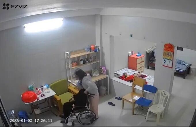 从视频截取的该女佣与黄氏N.老人的画面。图：河内市公安