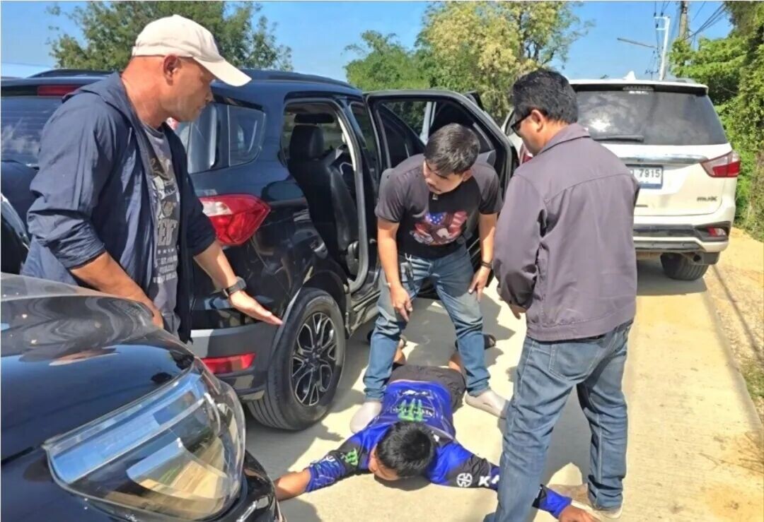 可能是包含下列内容的图片：轿车