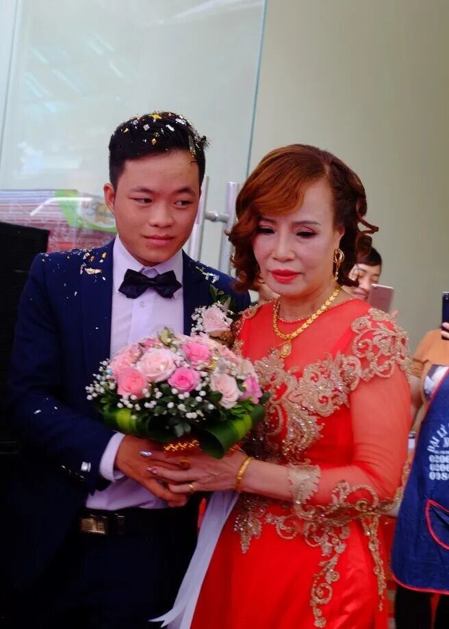 近日，Hoa Cuong在其个人主页发布状态更新，证实与比他年长36岁的妻子婚姻结束。他写道：&ldquo;现在大家不必再问或好奇了。感情走到尽头，我们是和平分手。我们各自都有自己的人生道路要走。祝彼此身体健康，一切顺利&hellip;&hellip;&rdquo; 这段简短的声明足以终结此前一段时间以来的所有猜测。