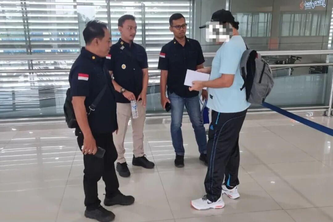 Petugas Kantor Imigrasi Kelas 1 Cilacap mendeportasi seorang WNA asal Hong Kong, Kamis (29/1/2026).