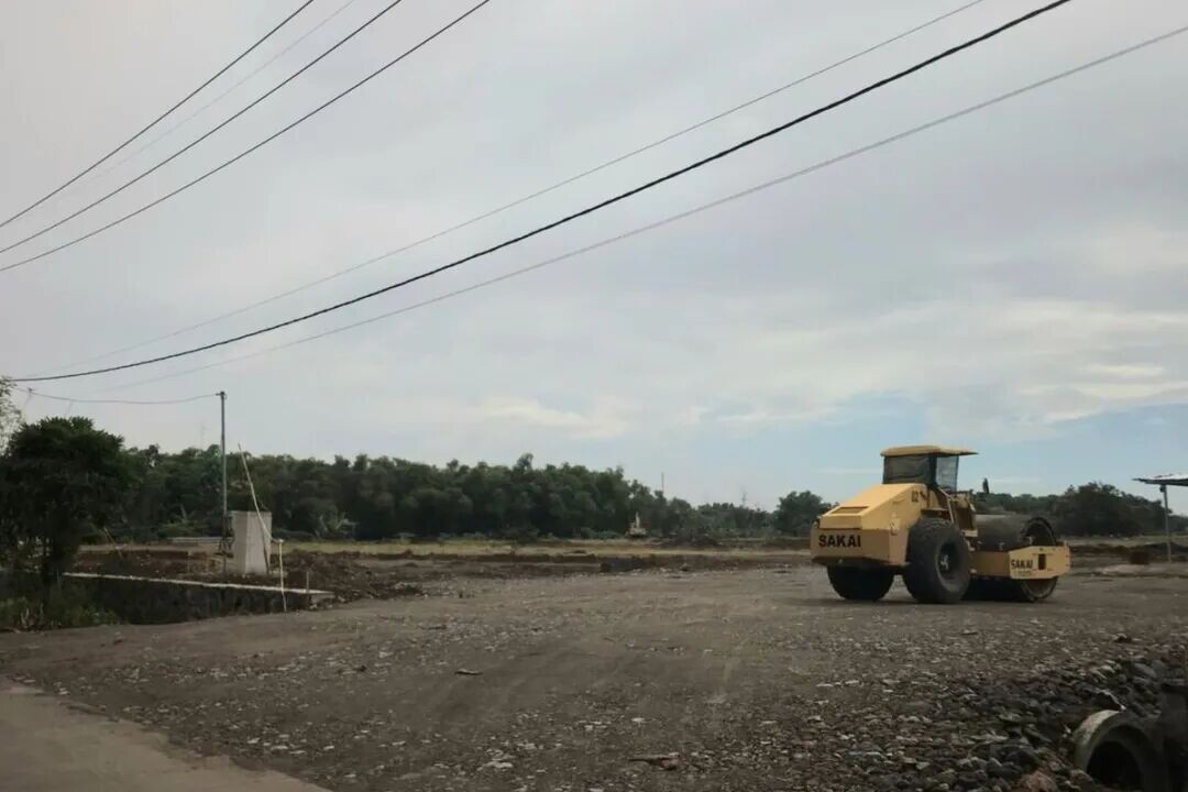 NEKAT BANGUN—Kendati perijinan dasar belum selesai, PT Wahlung, investor asal Cina nekat mulai membangun pabrik mainan di atas tanah lahan sawah dilindungi di Desa Kuwu, Kecamatan Balerejo, Kabupaten Madiun, Jawa Timur, Selasa (3/2/2026).