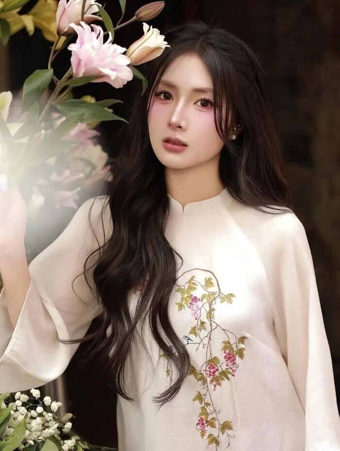 Bộ ảnh &aacute;o d&agrave;i lần n&agrave;y của Quỳnh Alee như m&oacute;n qu&agrave; tri &acirc;n người h&acirc;m mộ dịp cuối năm, đồng thời hứa hẹn về một năm mới b&ugrave;ng nổ của c&ocirc; n&agrave;ng. (Ảnh: IGNV)