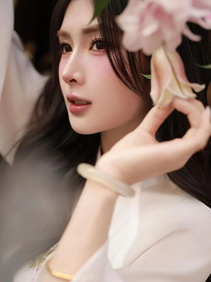 Đặc biệt, m&aacute;i t&oacute;c đen d&agrave;i được uốn xoăn s&oacute;ng nước bồng bềnh, để x&otilde;a tự nhi&ecirc;n sau lưng kết hợp với phần t&oacute;c m&aacute;i thưa nhẹ nh&agrave;ng che bớt vầng tr&aacute;n, kh&ocirc;ng chỉ gi&uacute;p gương mặt trở n&ecirc;n thanh t&uacute; hơn m&agrave; c&ograve;n tăng th&ecirc;m phần nữ t&iacute;nh, đằm thắm. (Ảnh: IGNV)