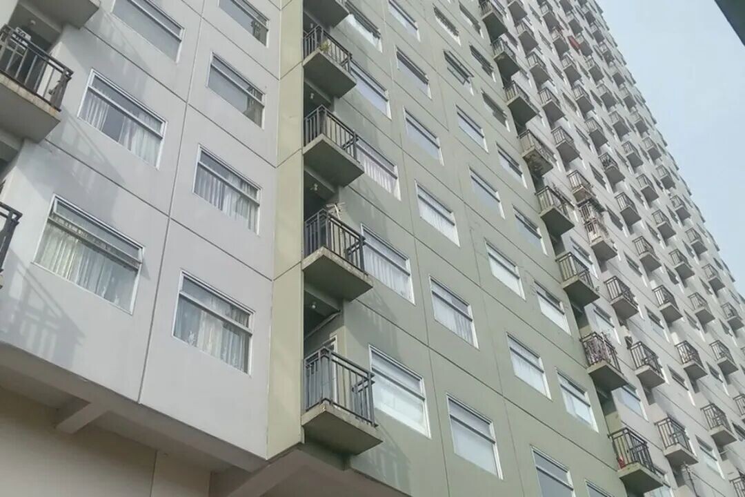 伦孔警察局长 AKP Aldy Lazzuardi 正在解释周三（2025 年 4 月 2 日）在万隆市伦孔区卡拉皮坦路的一间公寓房间内发现尸体的情况。
