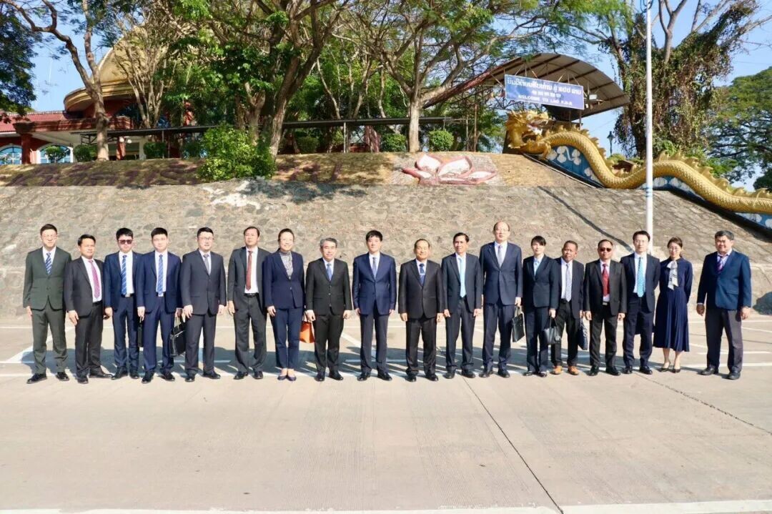 可能是包含下列内容的图片：一人或多人和西装