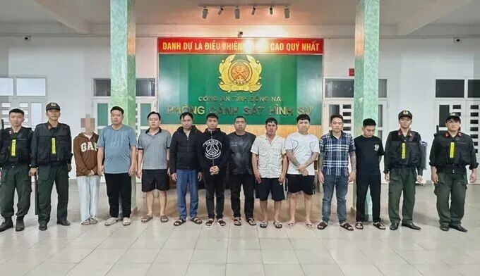 刚被逮捕的嫌疑人。