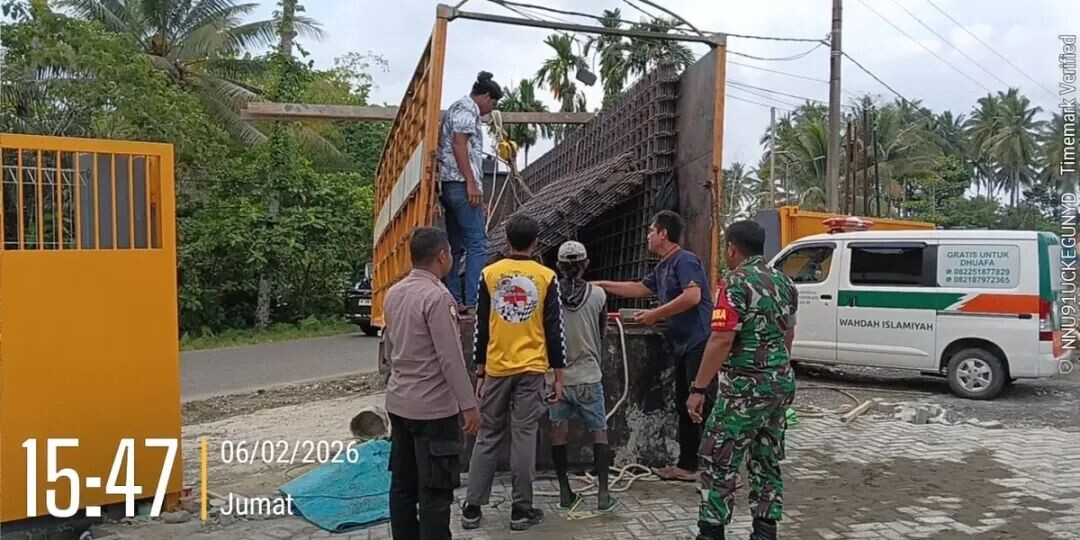 Polisi saat berada di lokasi kejadian kecelakaan kerja buruh bongkar muat di pintu masuk PT Maha Putra di Bungku Tengah, Morowali (Dok Humas Polres Morowali )