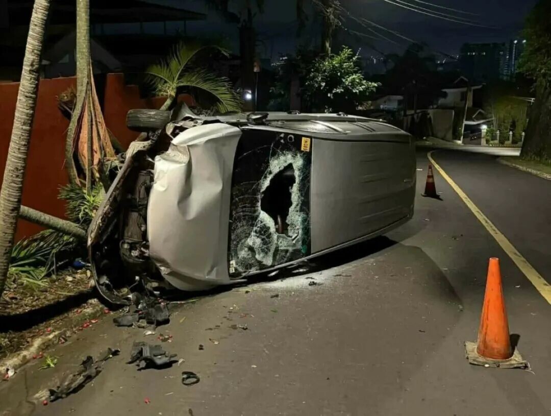 A TOYOTA Innova is badly damaged in a fatal hit-and-run in Barangay Banilad, Cebu City. (Contributed photo)