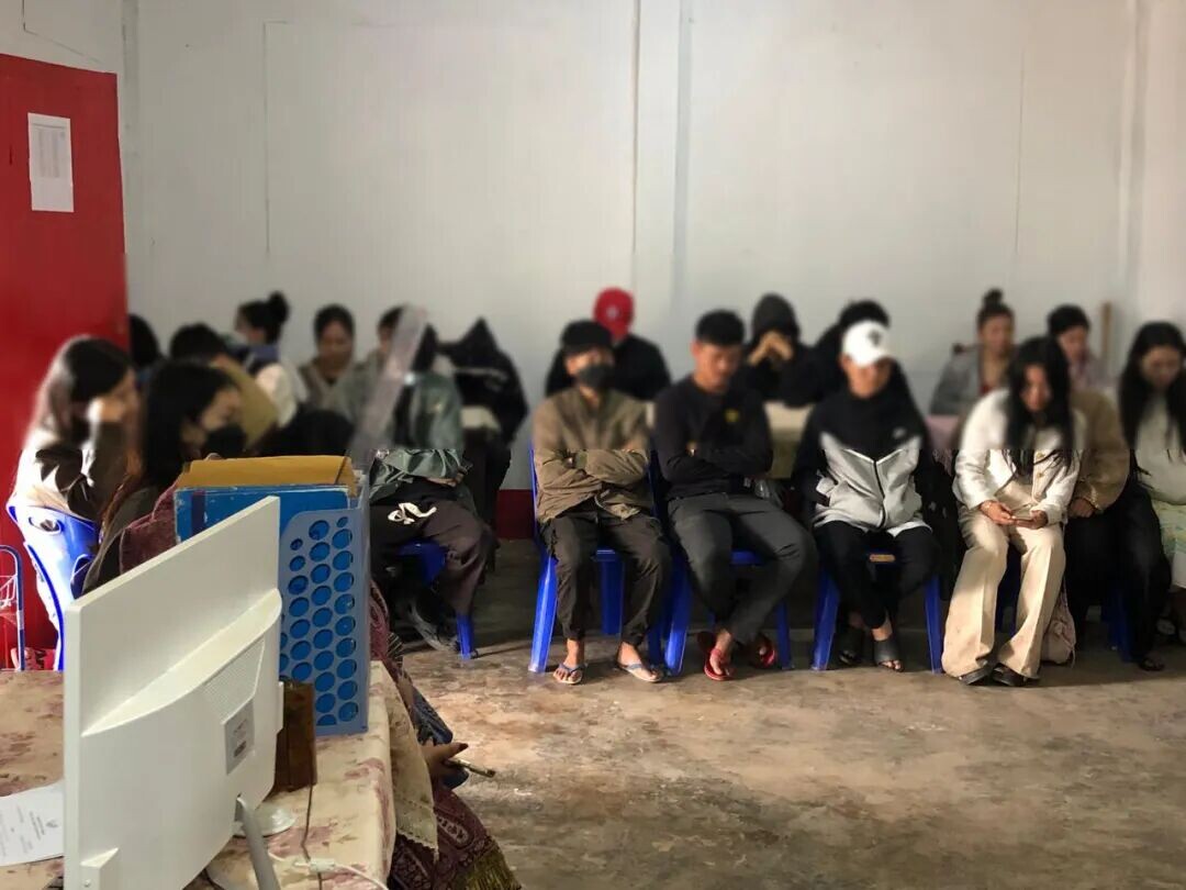 可能是包含下列内容的图片：一人或多人和一群人在学习