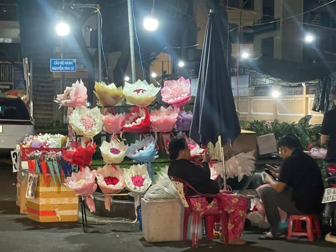 VIDEO: Valentine v&agrave;o s&aacute;t Tết, nhiều sạp hoa ở TPHCM đ&igrave;u hiu- Ảnh 4.