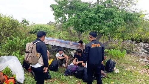 Tujuh imigran gelap saat ditangkap di Pantai Masidae, Desa Inaoe, Kecamatan Rote Selatan, Rote Ndao, NTT, Selasa (24/2/2026). (Dok. Polres Rote Ndao)