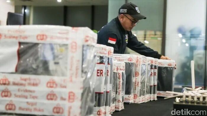 印度尼西亚国家警察刑事调查局网络犯罪局局长希马万·巴尤·阿吉准将在周三（2026年2月25日）于雅加达印度尼西亚国家警察刑事调查局大楼举行的新闻发布会上透露了一起利用短信群发方式进行虚假电子客票支付的网络诈骗案件。