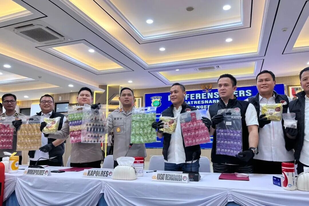 2026年2月25日星期三，南丹格朗警察局长AKBP Boy Jumalolo（中）、南丹格朗副警察局长Kompol Much Trii Yandi Permana（Boy局长左侧）和南丹格朗警察局缉毒调查组组长AKP Pardiman（Boy局长右侧）在媒体面前展示依托咪酯的证据。