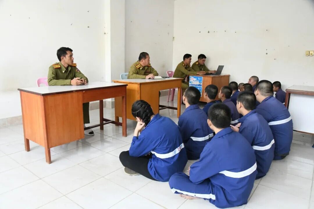 可能是包含下列内容的图片：一人或多人、一群人在学习和文字