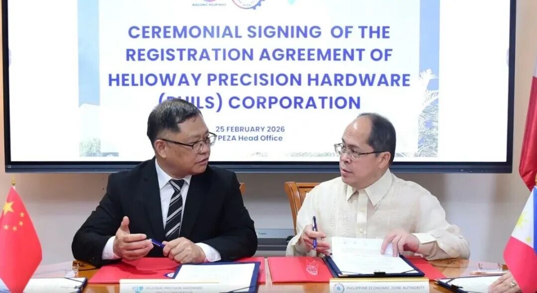 (Left) Helioway operations director Changbin Su and PEZA director general Tereso Panga (PEZA photo)