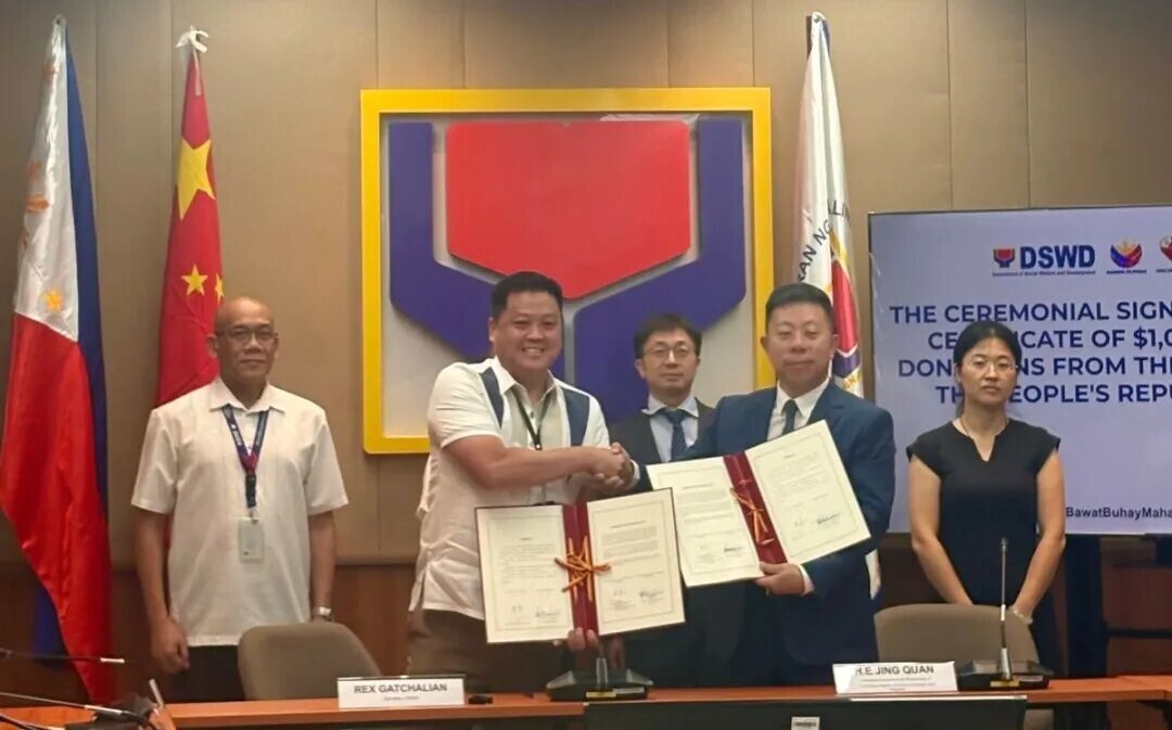 The Department of Social Welfare and Development (DSWD) receives China’s $1-million cash assistance during a ceremonial turnover led by DSWD Secretary Rex Gatchalian and Chinese Ambassador Jing Quan at the DSWD Central Office in Quezon City on March 2. (Ellalyn De Vera-Ruiz/Manila Bulletin)