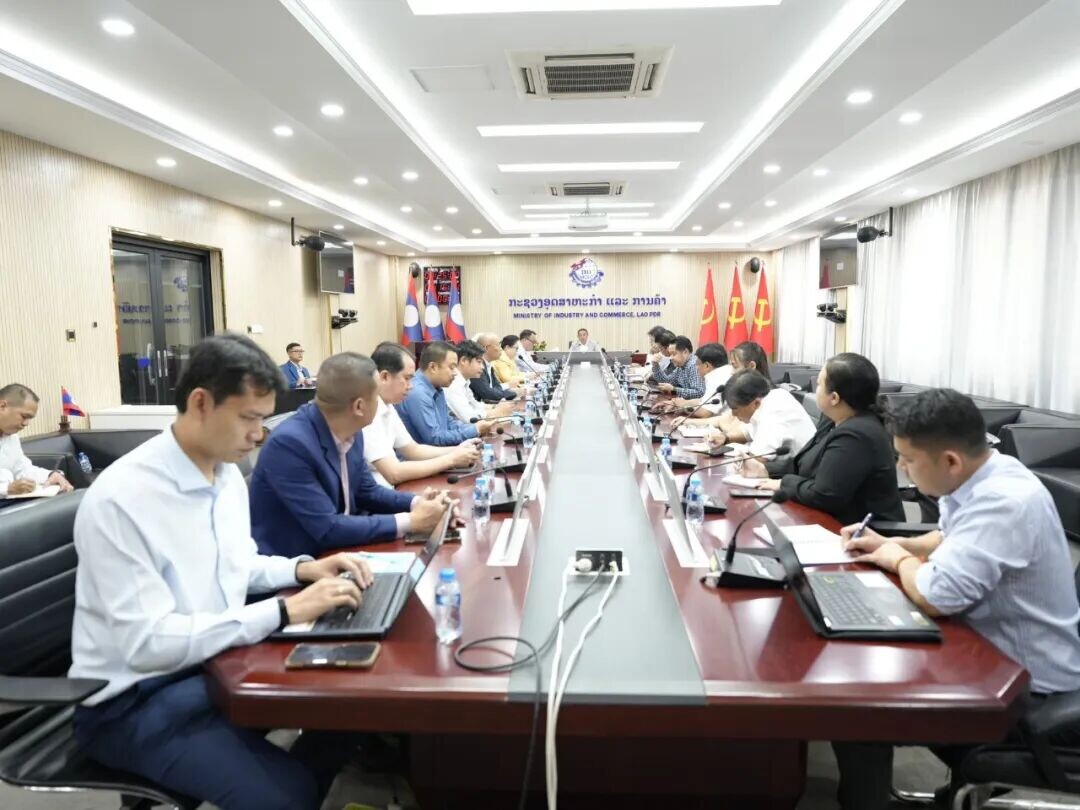 可能是包含下列内容的图片：一人或多人和文字
