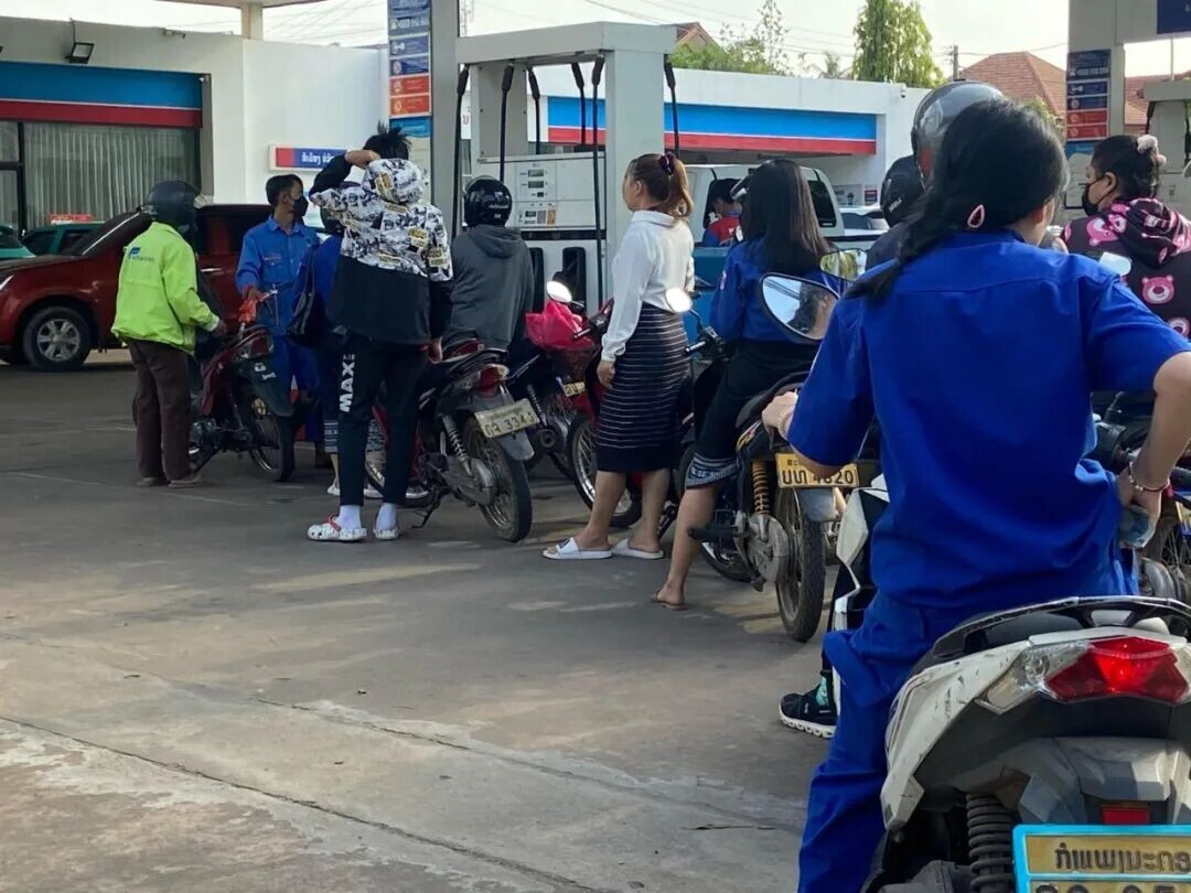 可能是包含下列内容的图片：一人或多人、小摩托车、摩托车和文字