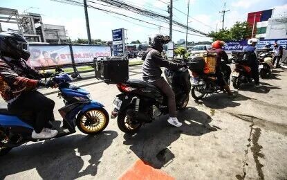 <p><strong>FUEL UP.</strong> Riders queue at a gasoline station along Commonwealth Avenue in Quezon City on Thursday (March 5, 2026). President Ferdinand R. Marcos Jr. said he may seek emergency powers to reduce excise tax on petroleum products, if Dubai crude exceeds USD80 per barrel, currently trading between USD76 and USD78 per barrel. <em>(PNA photo by Joan Bondoc)</em></p>