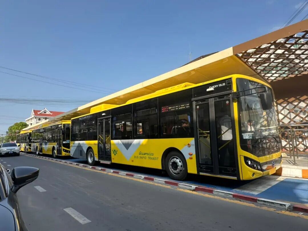 可能是包含下列内容的图片：‎有轨电车和‎上面的文字是“‎M ll HERY BUS Ha v K しだも My מי ี สัดผสายด่อย BUG RAPID TRANSIT T54‎”‎‎